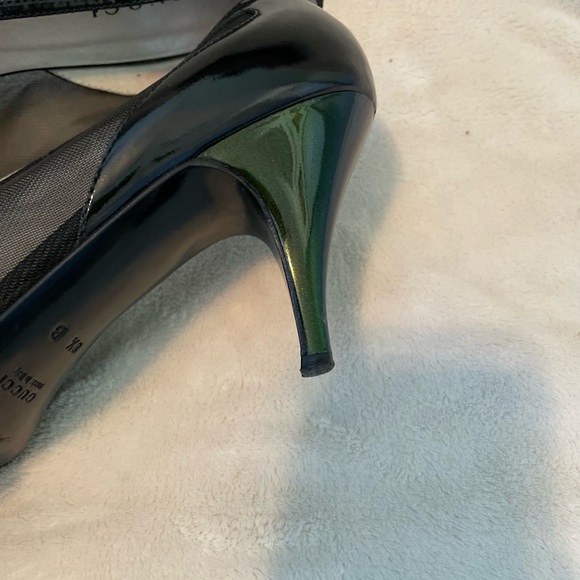 Vintage Gucci pumps. Black patent leather with iridescent green heel. Authentic - Picture 3 of 5